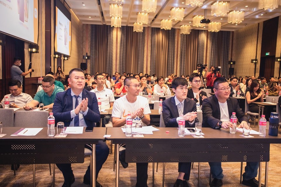 ក្រុមហ៊ុន Xiaomi បានសម្ភោធជាផ្លូវការនូវទូរសព្ទម៉ូដែលថ្មីត្រកូលRedmi 12 Series ដោយជោគជ័យដែលមានការចូលរួមដោយតារាល្បីៗ និង ភ្ញៀវកិត្តយសជាច្រើនកុះករ:
