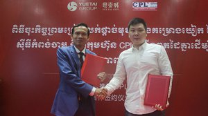 លោកឧកញ៉ា ចេង ខេង អគ្គនាយក​ក្រុមហ៊ុន CPL (ឆ្វេង) និង​តំណាង​ដៃគូ​ក្រុមហ៊ុនចិន យៀកថៃ គ្រុប (ស្ដាំ)