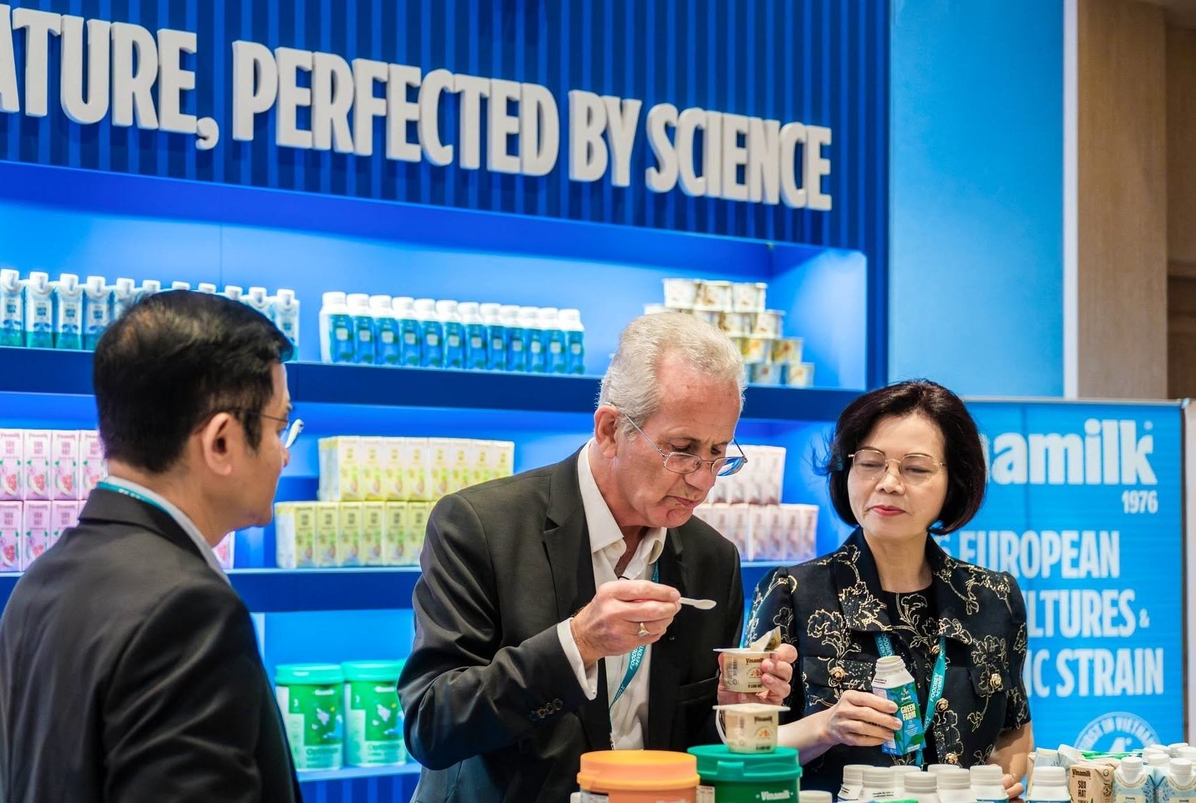 01_Richard_Hall_Global_Dairy_Congress_tasting_Vinamilk_products