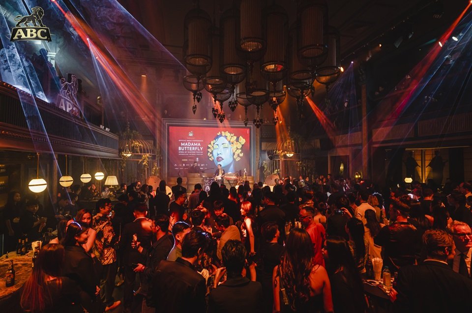 07. Crowd View - Guests Enjoying the Night - Vanthan Performance