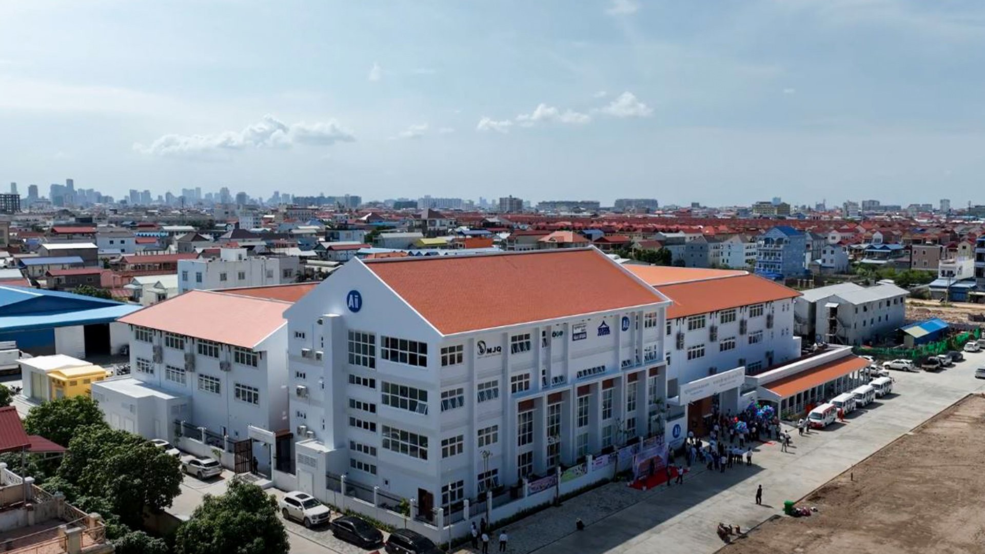 អ្នកឧកញ៉ា គួច ម៉េងលី បើកសម្ពោធអគារសិក្សាថ្មីនៅសែនសុខ