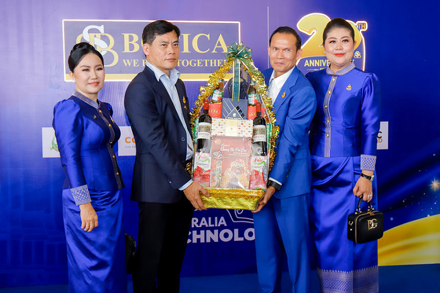 ពិធីចុះហត្ថលេខាលើកិច្ចព្រមព្រៀង ទិញ-លក់ សិទ្ធិអាជីវកម្មរវៀងក្រុមហ៊ុន ឃែស-យូ-អាប់ ជាមួយនឹងលោក ឡេង ដារ៉ា ប្រធានក្រុមហ៊ុន ឃែស-យូ-អាប់ ឧដុង្គ ឯ.ក នៅថ្ងៃទី៨ មីនា ២០២២ នៅឃែស យូ អាប់ សាខាដូនពេញ។