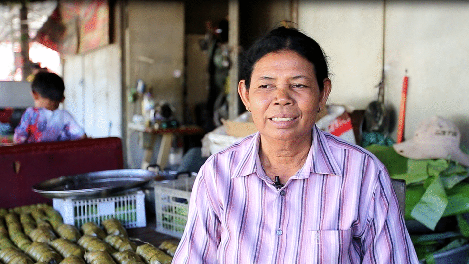 អ្នកស្រី ពេជ្រ សាមី អ្នកលក់នំអន្សម នំគម នំបត់ និងនំចាំង នៅក្បែរសួនកុមារពោធិ៍ចិនតុង (រូបភាព៖ ហេង ភារម្យ)