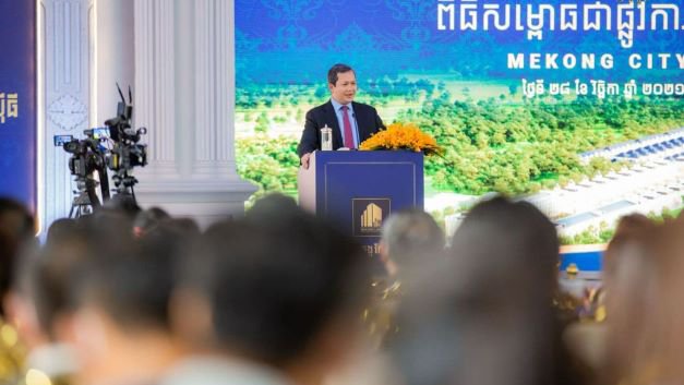 ឯកឧត្តម ឧត្តមសេនីយ៍ឯក ហ៊ុន ម៉ាណែត អគ្គមេបញ្ជាការរង នៃកងយោធពលខេមរភូមិន្ទ មេបញ្ជាការកងទ័ពជើងគោក អញ្ជើញបើកសម្ពោធជាផ្លូវការគម្រោង «មេគង្គ ស៊ីធី» របស់បុរីមេគង្គលែន រាជធានីភ្នំពេញ, ថ្ងៃទី២៨ ខែវិច្ឆិកា ឆ្នាំ២០២១