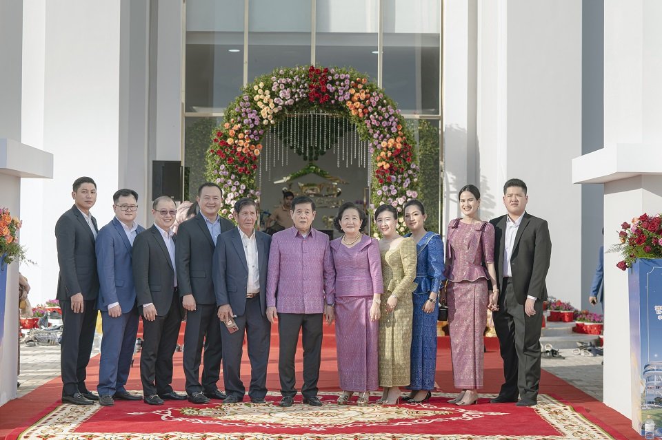 អគារការិយាល័យកណ្តាលថ្មីរបស់ក្រុមហ៊ុន លី ហួរ គ្រុប ត្រូវបានសម្ពោធជាផ្លូវការដោយ អ្នកឧកញ៉ា លី ហួរ និងលោកជំទាវឧកញ៉ា ស៊ាង លីម