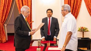 លោក រ៉ានីល វីកគ្រីមេសសីង (Ranil Wickremesinghe) ដែលជាអតីតនាយករដ្ឋមន្រ្តីកាលពីឆ្នាំ ២០១៥ ត្រូវបានជ្រើសតាំងឲ្យចូលកាន់តំណែងនាយករដ្ឋមន្ត្រីថ្មីស្រីលង្កា