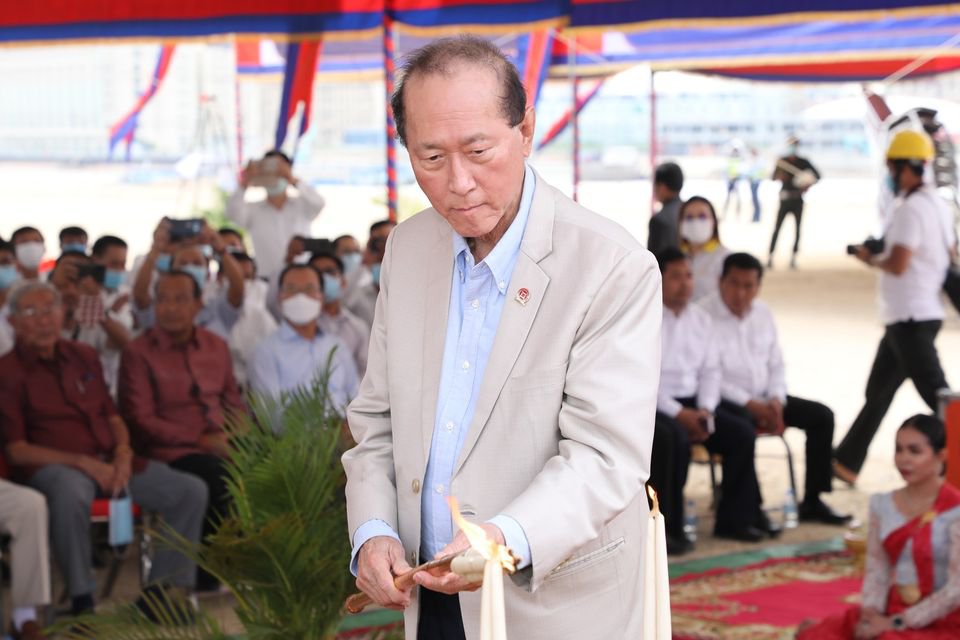 អ្នកឧកញ៉ា ពុង ឃាវសែ (រូបភាព៖ ហ្វេសប៊ុកសាលារាជធានីភ្នំពេញ)