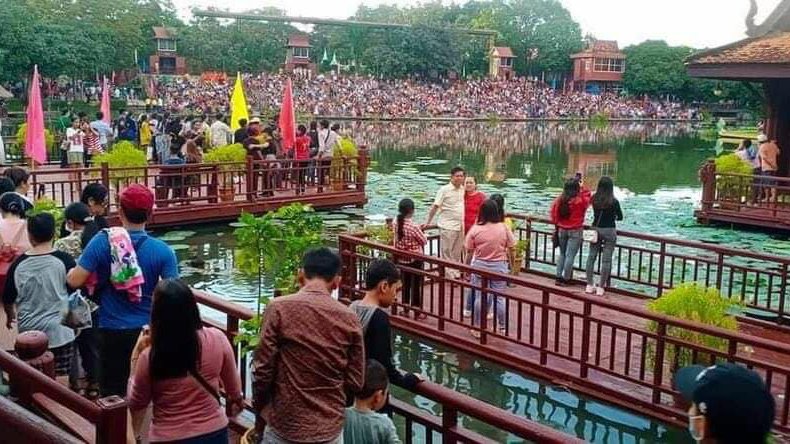 សកម្មភាពភ្ញៀវទេសចរ ចូលទស្សនាភូមិវប្បធម៌ខេត្ត​សៀមរាប (រូបភាព៖ ហ្វេសប៊ុកមន្ទីរទេសចរណ៍ខេត្ត​សៀមរាប)