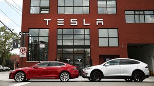 ក្រុមហ៊ុនរថយន្ត Tesla បានដាក់ស្នើសុំពង្រីករោងចក្រខ្នាតយក្សរបស់ខ្លួននៅរដ្ឋតិចសាស់ ជាមួយទុនវិនិយោគបន្ថែមប្រមាណ ៧៧៥លានដុល្លារ ដែលនេះជាការពង្រីកដ៏ធំមួយទៀត បន្ទាប់ពីបង្កើតរោងចក្រតម្លៃ ៥,៥ពាន់លានដុល្លារ នៅប្រទេសអាល្លឺម៉ង់ កាលពីឆ្នាំមុន។ ផែនការពង្រីកនេះនៅតែធ្វើឡ