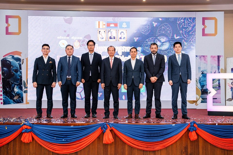 ក្រុមហ៊ុន Smart Axiata និង iDEN Agency ចូលរួមសហការគាំទ្រកម្មវិធីបញ្ញវន្តឌីជីថល ក្រោមការដឹកនាំរបស់ក្រសួងប្រៃសណីយ៍និងទូរគមនាគមន៍