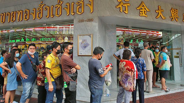 ប្រជាពលរដ្ឋថៃ បន្ដនាំគ្នាសម្រុកលក់មាសកាន់តែច្រើន ចំពេល​កូវីដ-១៩ បន្តរាលដាល (រូបភាព៖ Bangkok Post)