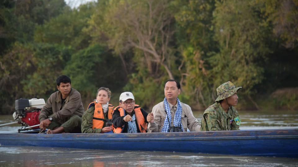 លោក នេត្រ ភក្រ្តាអ្នកនាំពាក្យក្រសួងបរិស្ថាន និងក្រុមការងារចុះបេសកកម្ម (រូបភាព៖ក្រសួងបរិស្ថាន)