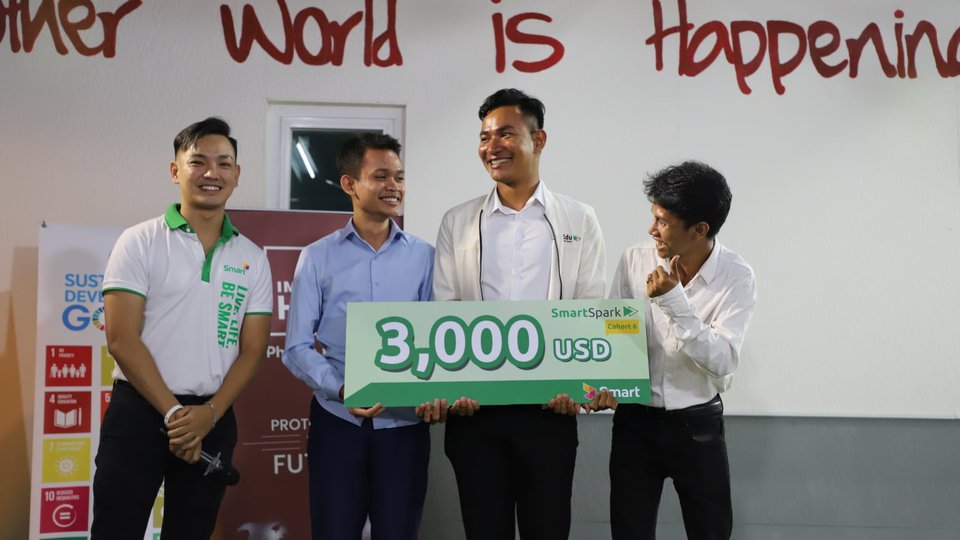 ក្រុម Green Terrace ឈ្នះទឹកប្រាក់ ៣ ០០០ ដុល្លារពីកម្មវិធី SmartSpark ដើម្បី អភិវឌ្ឍន៍សេវាកម្មបង្កើតសួនបន្លែតាមសំយ៉ាបផ្ទះ