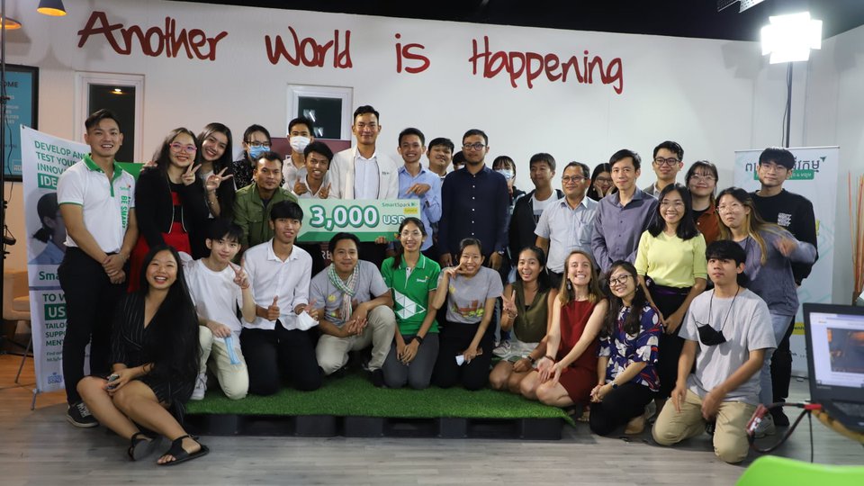 ក្រុម Green Terrace ឈ្នះទឹកប្រាក់ ៣ ០០០ ដុល្លារពីកម្មវិធី SmartSpark ដើម្បី អភិវឌ្ឍន៍សេវាកម្មបង្កើតសួនបន្លែតាមសំយ៉ាបផ្ទះ