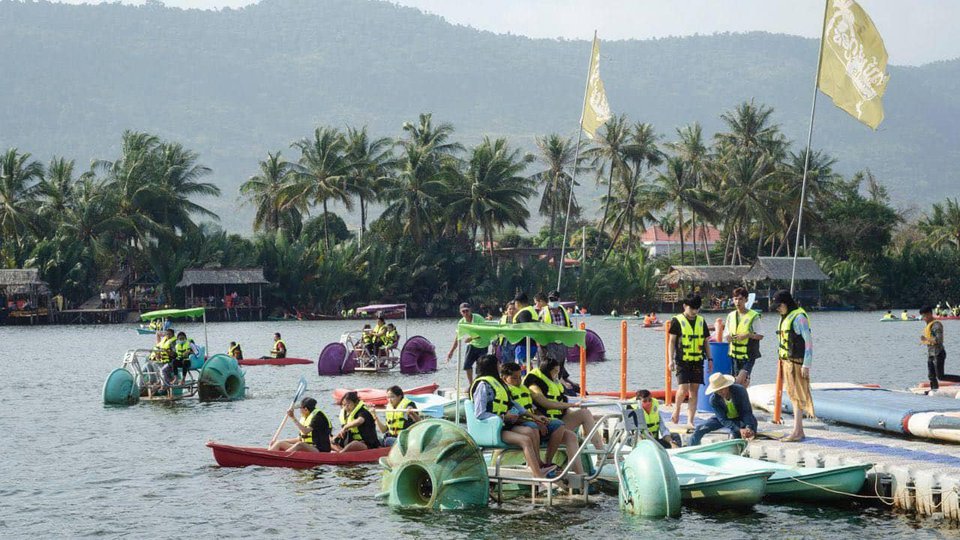 ភ្ញៀវទេសចរណ៍ដើរកម្សាន្នអំឡុងពេលបុណ្យចូលឆ្នាំប្រពៃណីចិន (រូបភាព៖ ក្រសួងទេសចរណ៍)