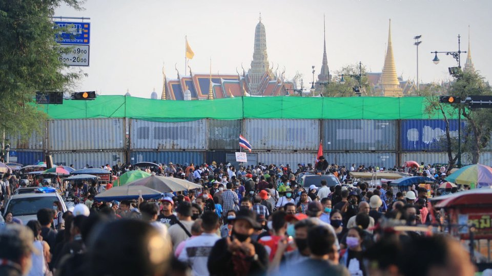បាតុករជាយុវជនថៃ មកប្រមូលផ្តុំគ្នាកាលពីល្ងាច ថ្ងៃសៅរ៍ទី២០មីនា នៅក្បែរព្រះបរមរាជវាំងថៃ។ រូបភាព៖ The Nation Thailand
