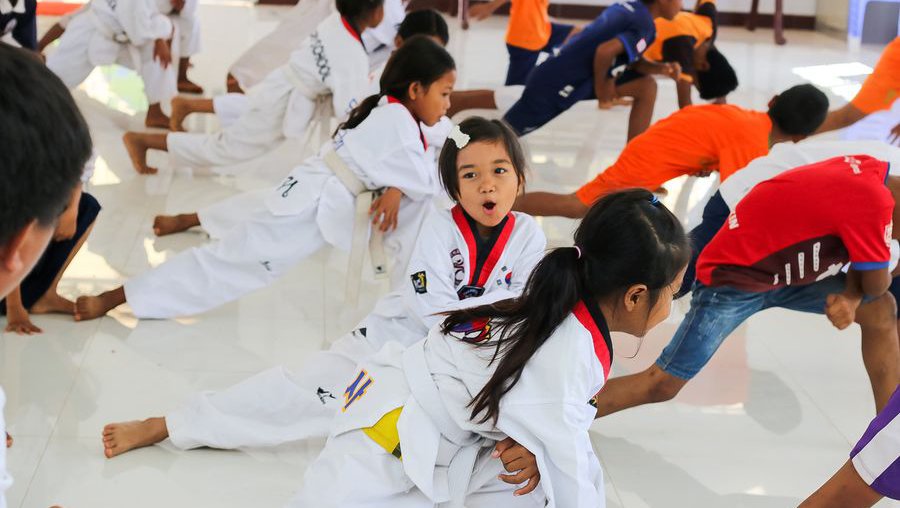 ការជួយពលរដ្ឋក្រីក្រ និងផ្តល់ការអប់រំដល់កុមារជួយឱ្យអ្នកស្រី ផាន់ លក្ខិណា ជាប់វគ្គផ្តាច់ព្រ័ត្រនៃកម្មវិធីពានរង្វាន់ពលរដ្ឋគំរូ  Smart