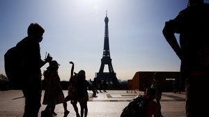 ពលរដ្ឋថតរូបនៅ Eiffel Tower នៅទីក្រុងប៉ារីស ប្រទេសបារាំង កាលពីថ្ងៃទី ៣១ ខែមីនាឆ្នាំ ២០២១ មុនមានការបិទប្រទេស រូបភាព៖ Xinhua