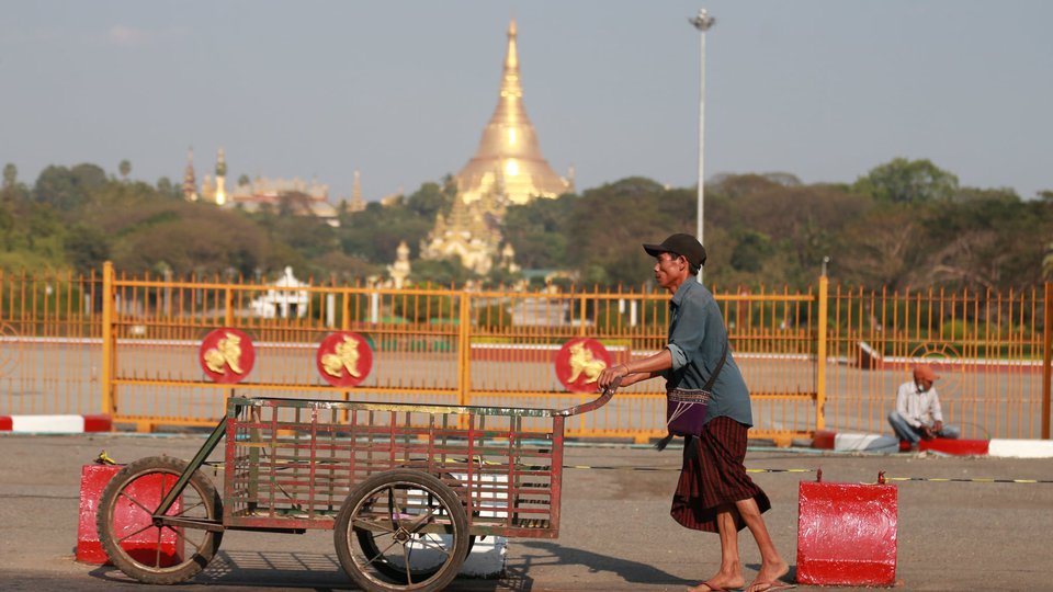 អ្នករុញរទេះនៅភូមា អំឡុងពេលកូវីដ១៩ រូបថត Xinhua