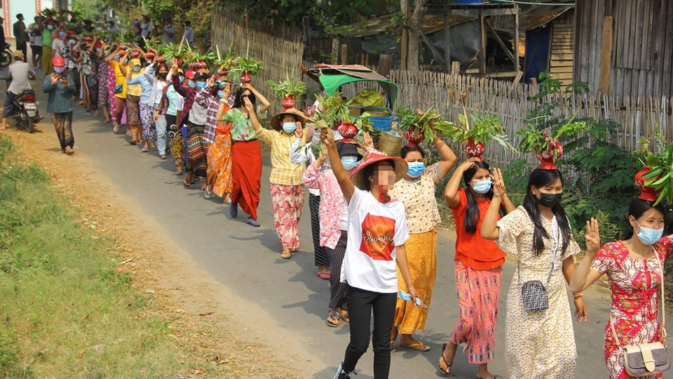ពលរដ្ឋភូមាចេញធ្វើបាតុកម្មក្នុងថ្ងៃបុណ្យចូលឆ្នាំ ១៤ មេសា ឆ្នាំ២០២១ រូបថត៖ Irrawaddy