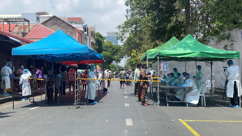 បុគ្គលិកសុខាភិបាលកំពុងយកសំណាកពលរដ្ឋនៅផ្សារចាស់ រាជធានីភ្នំពេញ កាលពីថ្ងៃទី១៣ មេសា ឆ្នាំ២០២១។  រូបភាព៖ អេង ថារិទ្ធ/ខេមបូណូមីស