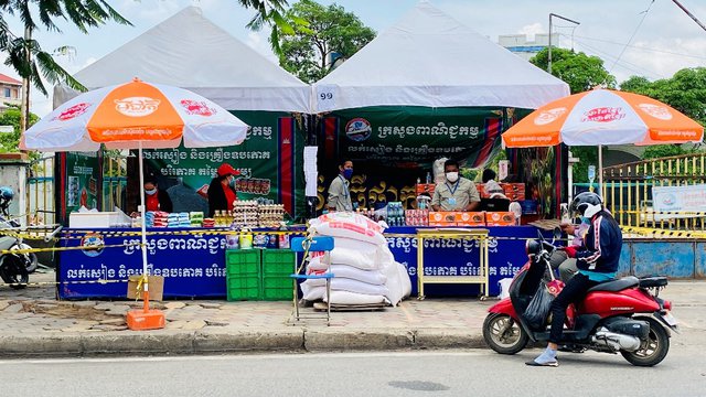 ស្តង់លក់ស្បៀងអាហាររបស់ក្រសួងពាណិជ្ជកម្ម មួយកន្លែងតាមបណ្តោយមហាវិថី សហព័ន្ធរុស្សី។ រូបថត៖ អេង ថារិទ្ធ/ខេមបូណូមីស