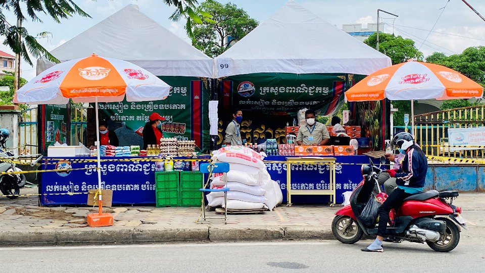 ស្តង់លក់ស្បៀងអាហាររបស់ក្រសួងពាណិជ្ជកម្ម មួយកន្លែងតាមបណ្តោយមហាវិថី សហព័ន្ធរុស្សី។ រូបថត៖ អេង ថារិទ្ធ/ខេមបូណូមីស