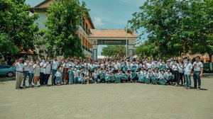 ក្រសួងអប់រំ  យុវជន  និងកីឡា និង ក្រុមហ៊ុន  ប៉េង  ហួត  គ្រុប  នាំយកវគ្រឿងឧបភោគបរិភោគ  សម្ភារសិក្សា និងសម្ភារប្រើប្រាស់ប្រចាំថ្ងៃ ឧបត្ថម្ភដល់វិទ្យាល័យអប់រំពិសេសកំពង់ចាម