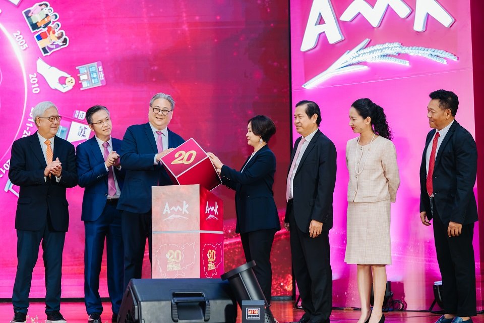 អបអរសាទរ “ខួប ២០ឆ្នាំនៃធុរកិច្ចប្រកបដោយបរិយាបន្នហិរញ្ញវត្ថុ” របស់គ្រឹះស្ថានមីក្រូហិរញ្ញវត្ថុ អេ អឹម ខេ
