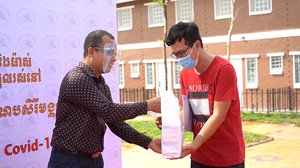ពលរដ្ឋរស់នៅក្នុងទីក្រុងរណបសិរីមង្គល ទទួលបានសម្ភារការពារខ្លួនពីជំងឺកូវី-១៩
