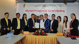 ពិធីចុះហត្ថលេខាលើកិច្ចព្រមព្រៀង ទិញ-លក់ សិទ្ធិអាជីវកម្មរវៀងក្រុមហ៊ុន ឃែស-យូ-អាប់ ជាមួយនឹងលោក ឡេង ដារ៉ា ប្រធានក្រុមហ៊ុន ឃែស-យូ-អាប់ ឧដុង្គ ឯ.ក នៅថ្ងៃទី៨ មីនា ២០២២ នៅឃែស យូ អាប់ សាខាដូនពេញ។
