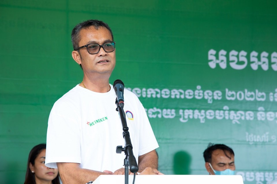 His Excellency So Khanrithykun, Secretary of State for the Ministry of Environment, is giving a speech during the mangrove tree planting ceremony at Trapaeng Sangkae community