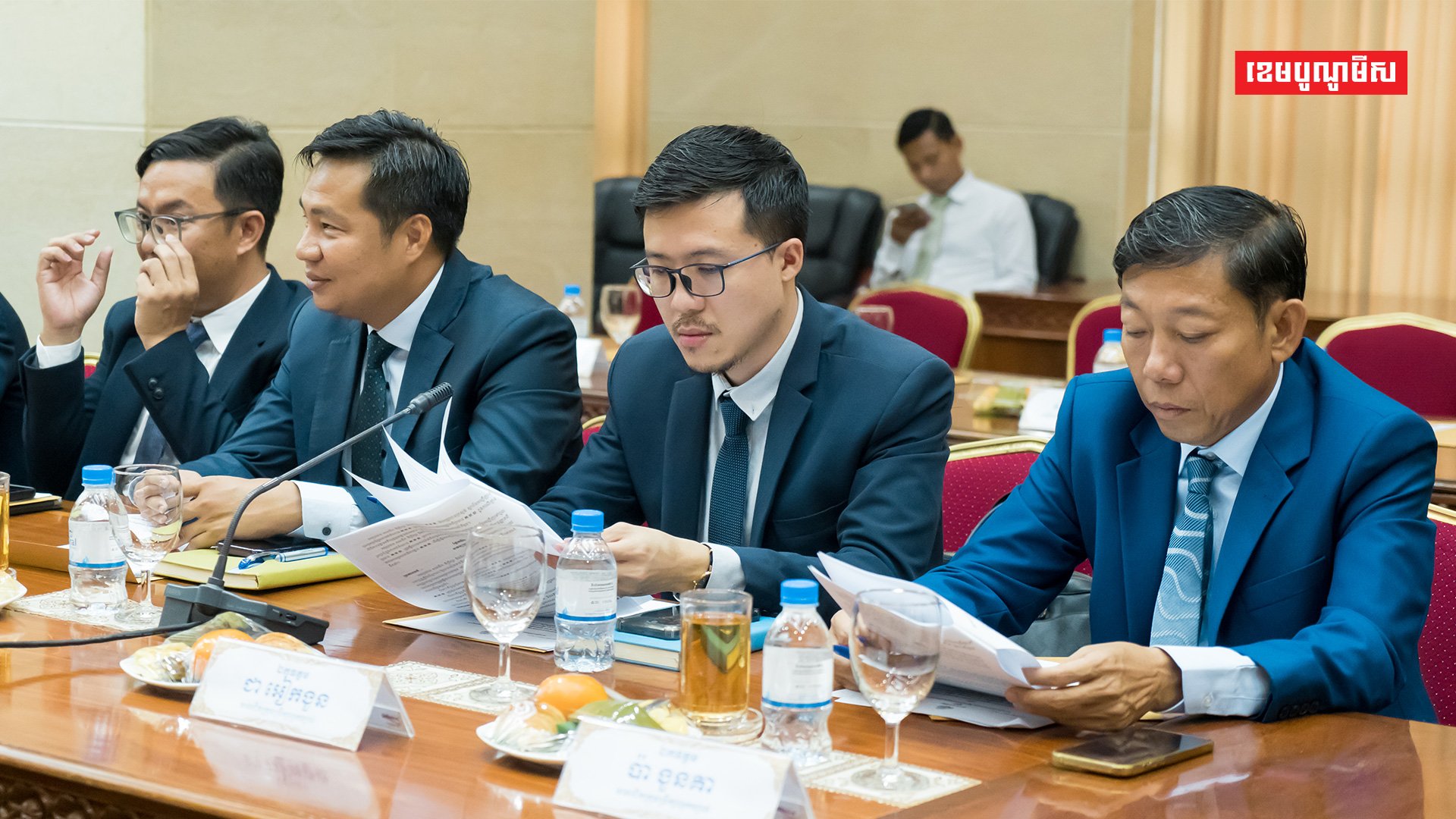 ឯកឧត្តម វង្សី វិស្សុត ឧបនាយករដ្ឋមន្រ្តីប្រចាំការ ដឹកនាំកិច្ចប្រជុំក្រុមប្រឹក្សាអ្នកច្បាប់ ដើម្បីជំរុញការអនុវត្តច្បាប់ឲ្យកាន់តែមានប្រសិទ្ធភាពខ្ពស់