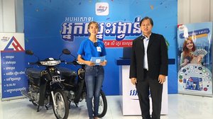 អតិថិជន និងភ្នាក់ងារ ពីររូបឈ្នះរង្វាន់ម៉ូតូពីរគ្រឿងដំបូងពី លី ហួរ វេរលុយ