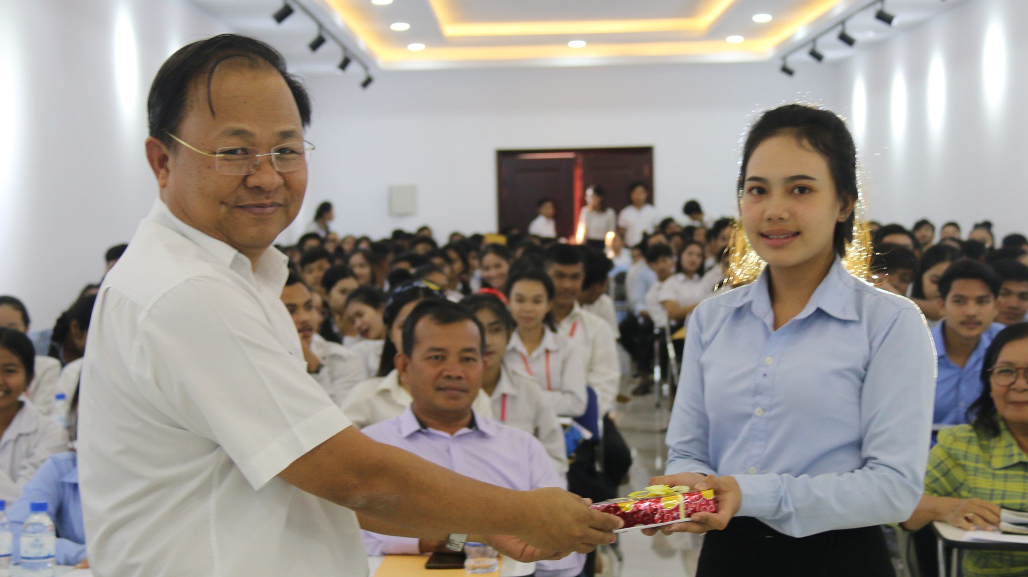 ប្រជាជនកម្ពុជាដុតលុយចោលជាង ២០០លានដុល្លាររៀងរាល់ឆ្នាំ ព្រោះបារី