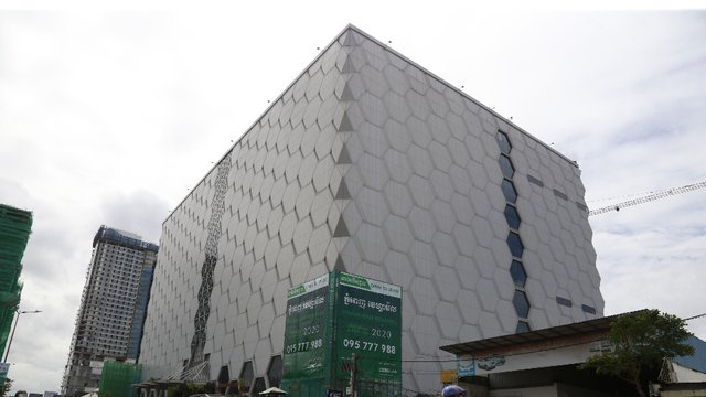 អគារផ្សារទំនើប​ Phnom Penh Mega Mall ដែលពីមុនគេស្គាល់ថា អគារផ្សារទំនើប Parkson គ្រោងបើកដំណើរការសាកល្បង​ នៅត្រីមាសទី ៣ ឆ្នាំ ២០២០ (រូបភាព៖ ហេង ភារម្យ)
