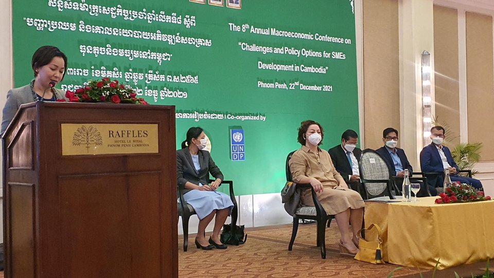 សន្និសីទម៉ាក្រូសេដ្ឋកិច្ចលើកទី៨ ឆ្នាំ២០២១ស្ដីពី «បញ្ហាប្រឈម និងគោលនយោបាយអភិវឌ្ឍន៍សហគ្រាសធុនតូច និងមធ្យមនៅកម្ពុជា» កាលពីព្រឹកថ្ងៃទី២២ ខែធ្នូ ឆ្នាំ២០២១