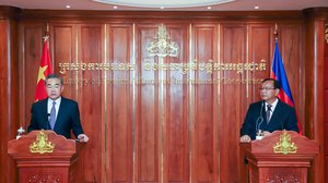 ឯកឧត្តម វ៉ាង យី ទីប្រឹក្សារដ្ឋចិន និងឯកឧត្តម ប្រាក់ សុខុន រដ្ឋមន្ត្រីការបរទេសកម្ពុជា ក្នុងសន្និសារព័ត៌មានបន្ទាប់ពីកិច្ចប្រជុំទ្វេភាគី កាលពីសៀលថ្ងៃទី ១២ ខែកញ្ញា ឆ្នាំ២០២១ (រូបភាព៖ ក្រសួងការបរទេសកម្ពុជា))