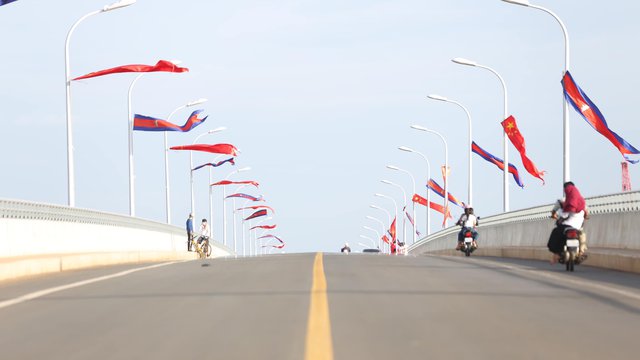 ការសម្ពោធដាក់ឱ្យប្រើប្រាស់ជាផ្លូវការស្ពានមិត្តភាពកម្ពុជា-ចិន ស្ទឹងត្រង់-ក្រូចឆ្មារ។ រូបភាព៖ ក្រសួងសារធារណការ និងដឹកជញ្ជូន
