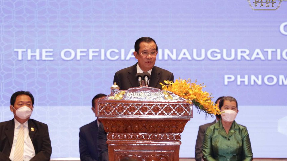 សម្តេចអគ្គមហាសេនាបតីតេជោ ហ៊ុន សែន នាយករដ្ឋមន្ត្រី នៃព្រះរាជាណាចក្រកម្ពុជា ក្នុងការសម្ពោធដាក់ឱ្យប្រើប្រាស់ជាផ្លូវការសណ្ឋាគារ ហាយ៉ាត់ រីជិនស៊ី ភ្នំពេញ «HYATT REGENCY PHNOM PENH»។ ​​​​    រូបភាព៖ HYATT REGENCY PHNOM PENH