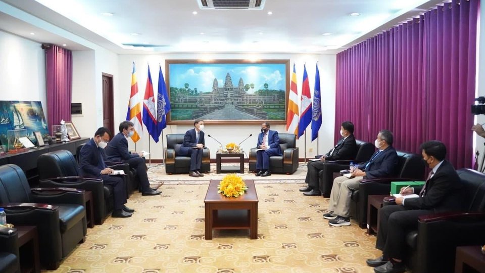 ជំនួបសម្ដែងការគួរសម និងពិភាក្សាការងាររវាងលោក ពើឡេត៍ ហ្សាគ (Pellet Jacques) ឯកអគ្គរដ្ឋទូតថ្មីនៃសាធារណរដ្ឋបារាំងប្រចាំកម្ពុជា និងលោក ថោង ខុន រដ្ឋមន្ត្រីក្រសួងទេសចរណ៍ នារសៀលថ្ងៃទី២១ ខែកុម្ភៈ ឆ្នាំ២០២២ នៅទីស្ដីការក្រសួងទេសចរណ៍។