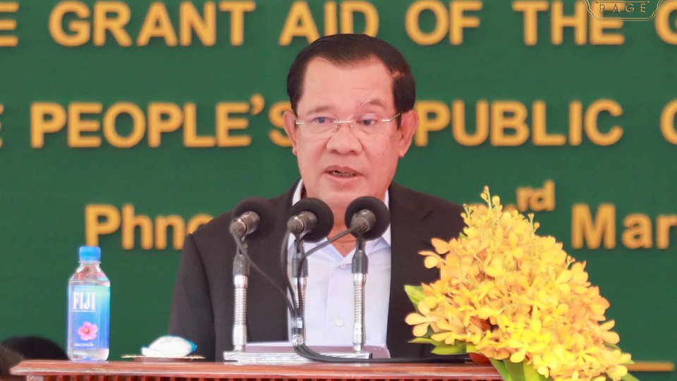 សម្តេចតេជោ ហ៊ុន សែន ក្នុងពិធីសម្ពោធដាក់ឱ្យប្រើប្រាស់ មន្ទីរពេទ្យមិត្តភាពកម្ពុជា-ចិន ព្រះកុសុមៈ នៅថ្ងៃទី២១ ខែមីនា ឆ្នាំ២០២២ រូបភាព ៖ SPM Page
