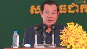 សម្ដេច​តេ​ជោ ហ៊ុន សែន នាឱកាសសម្ពោធដាក់ឲ្យប្រើប្រាស់ជាផ្លូវការស្ពានអាកាស និងផ្លូវក្រោមដីចោមចៅ នៅថ្ងៃទី៣១ ខែមីនា រូបភាព៖ SPM page