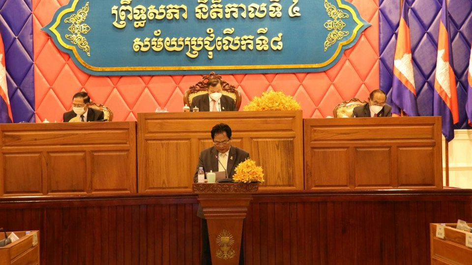 ឯកឧត្តមបណ្ឌិត ម៉ុង ឫទ្ធី ប្រធានគណ:កម្មការផែនការ វិនិយោគ កសិកម្ម ធនធានទឹក ឧតុនិយម អភិវឌ្ឍន៍ជនបទ និងបរិស្ថាន ក្នុងសម័យប្រជុំលើកទី៨ នីតិកាលទី៤ នៃព្រឹទ្ធសភា នៅថ្ងៃទី២០ ខែមេសា ឆ្នាំ២០២២