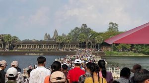 ភ្ញៀវទេសចរដើរកំសាន្តនៅថ្ងៃបុណ្យចូលឆ្នាំខ្មែរ រូបភាព៖ ក្រសួងទេសចរណ៏