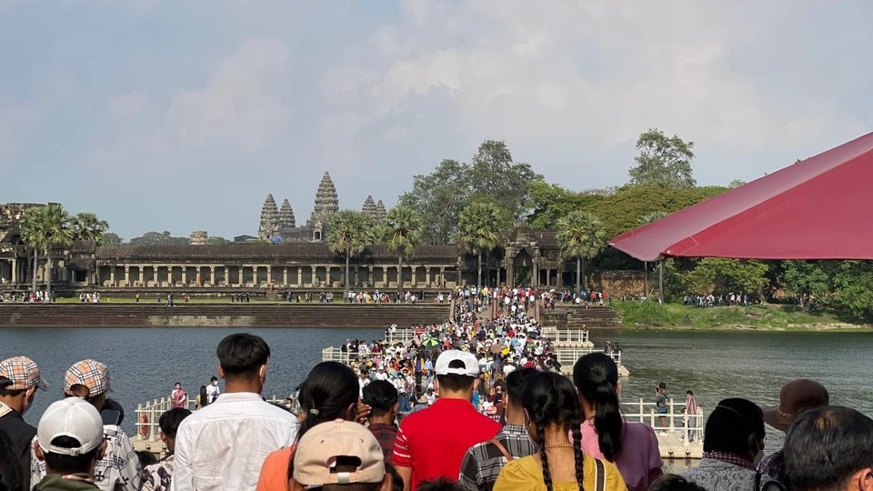ភ្ញៀវទេសចរដើរកំសាន្តនៅថ្ងៃបុណ្យចូលឆ្នាំខ្មែរ រូបភាព៖ ក្រសួងទេសចរណ៏