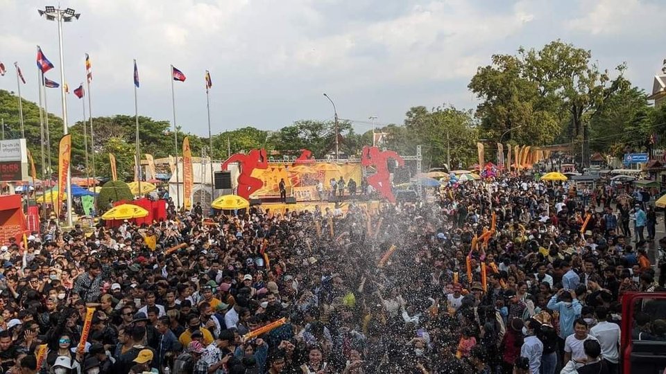ភ្ញៀវទេសចរក្នុងពិធីបុណ្យចូលឆ្នាំថ្មីប្រពៃណីជាតិខ្មែរ ថ្ងៃទី១៤ ខែមេសា ឆ្នាំ២០២២នៅខេត្តបាត់ដំបង  រូបភាព៖ មន្ទីរទេសចរខេត្តបាត់ដំបង