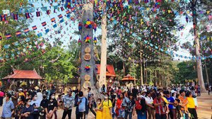ភ្ញៀវទេសចរណ៍ដើរកម្សាន្នអំឡុងពេលបុណ្យចូលឆ្នាំប្រពៃណីខ្មែរ  រូបភាព៖ ក្រសួងទេសចរណ៍