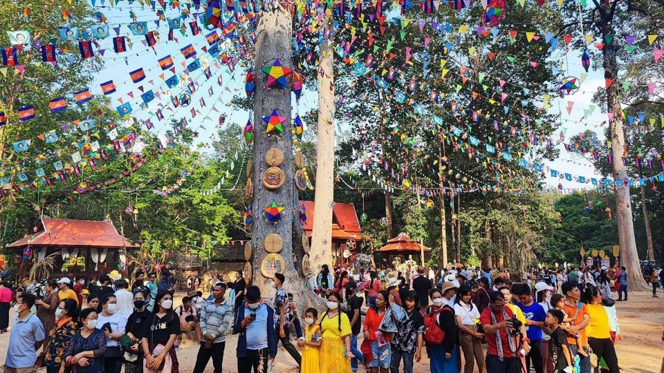 ភ្ញៀវទេសចរណ៍ដើរកម្សាន្នអំឡុងពេលបុណ្យចូលឆ្នាំប្រពៃណីខ្មែរ  រូបភាព៖ ក្រសួងទេសចរណ៍