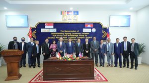 ពិធីចុះហត្ថលេខាលើអនុស្សារណៈ (MoU) រវាងក្រុមហ៊ុន YCH Group និង WorldBridge Group ស្តីពីការសហការអភិវឌ្ឍន៍ និងដំណើរការមជ្ឈមណ្ឌលភស្តុភារកម្មភ្នំពេញ រូបភាព៖​ ក្រសួងសាធារណៈការនិងដឹកជញ្ជូន